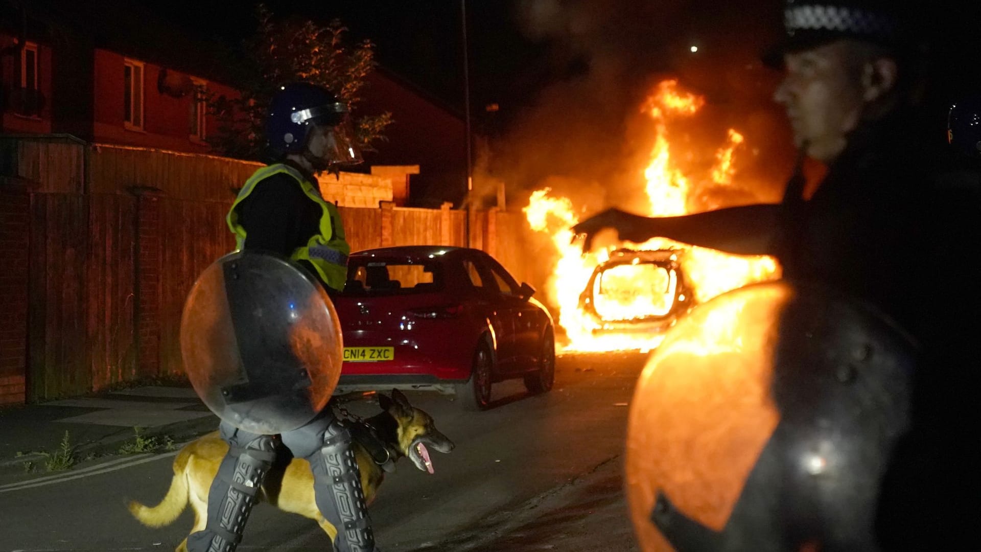 Ein Polizeiauto brennt, als Beamte nach einem gewalttätigen Protest in den Straßen von Hartlepool eingesetzt werden. Das passierte im Nachgang der Attacke von Southport in vielen Teilen des Landes.