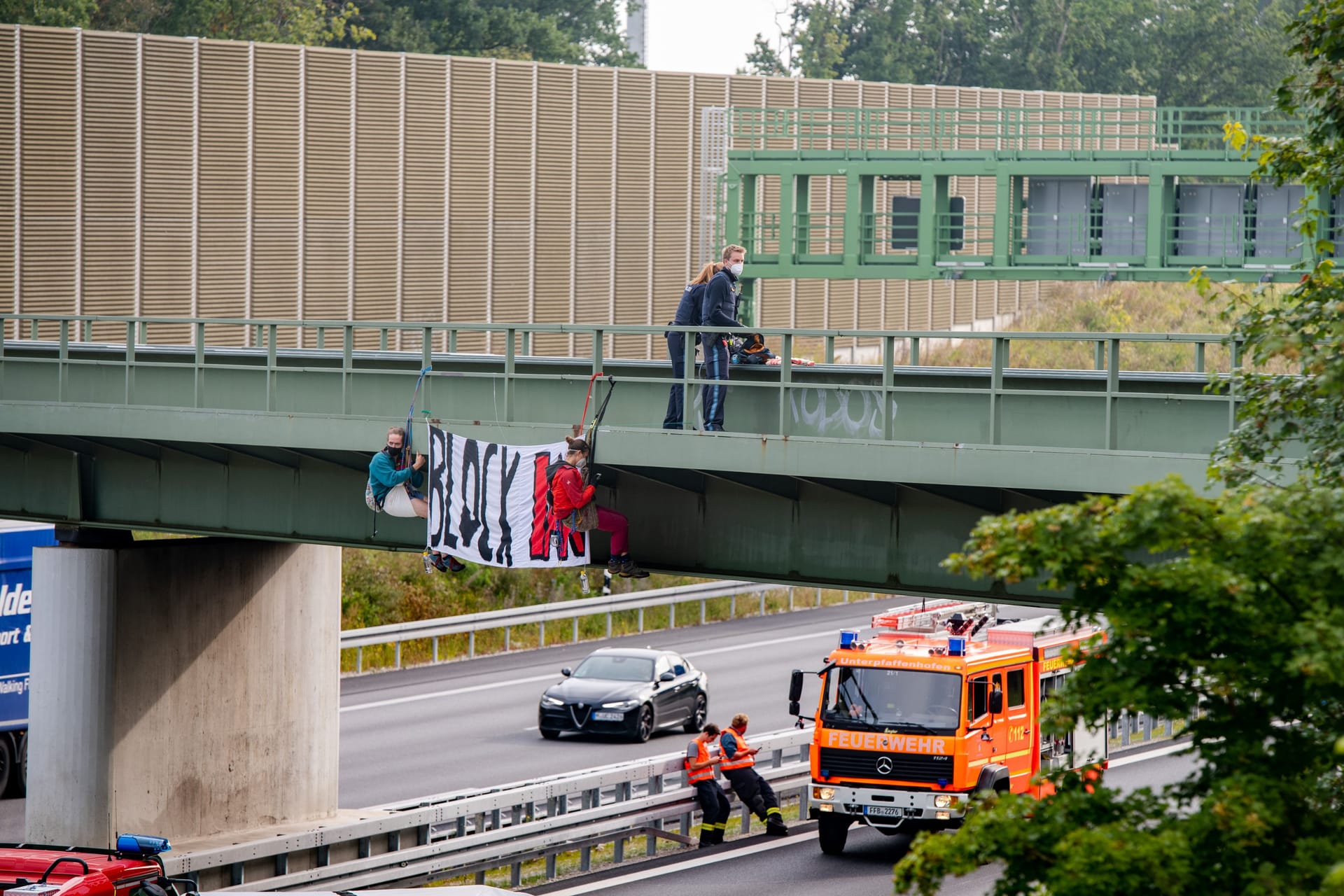 Im Spätsommer 2021 hatten sich Mirjam Herrmann und eine andere Aktivistin auf der A96 von einer Brücke abgeseilt. Nun muss die 27-Jährige eine Haftstrafe antreten.