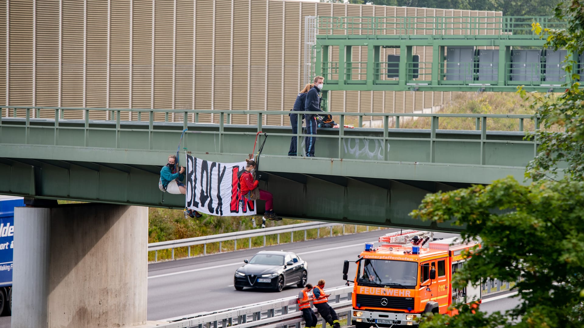 Im Spätsommer 2021 hatten sich Mirjam Herrmann und eine andere Aktivistin auf der A96 von einer Brücke abgeseilt. Nun muss die 27-Jährige eine Haftstrafe antreten.