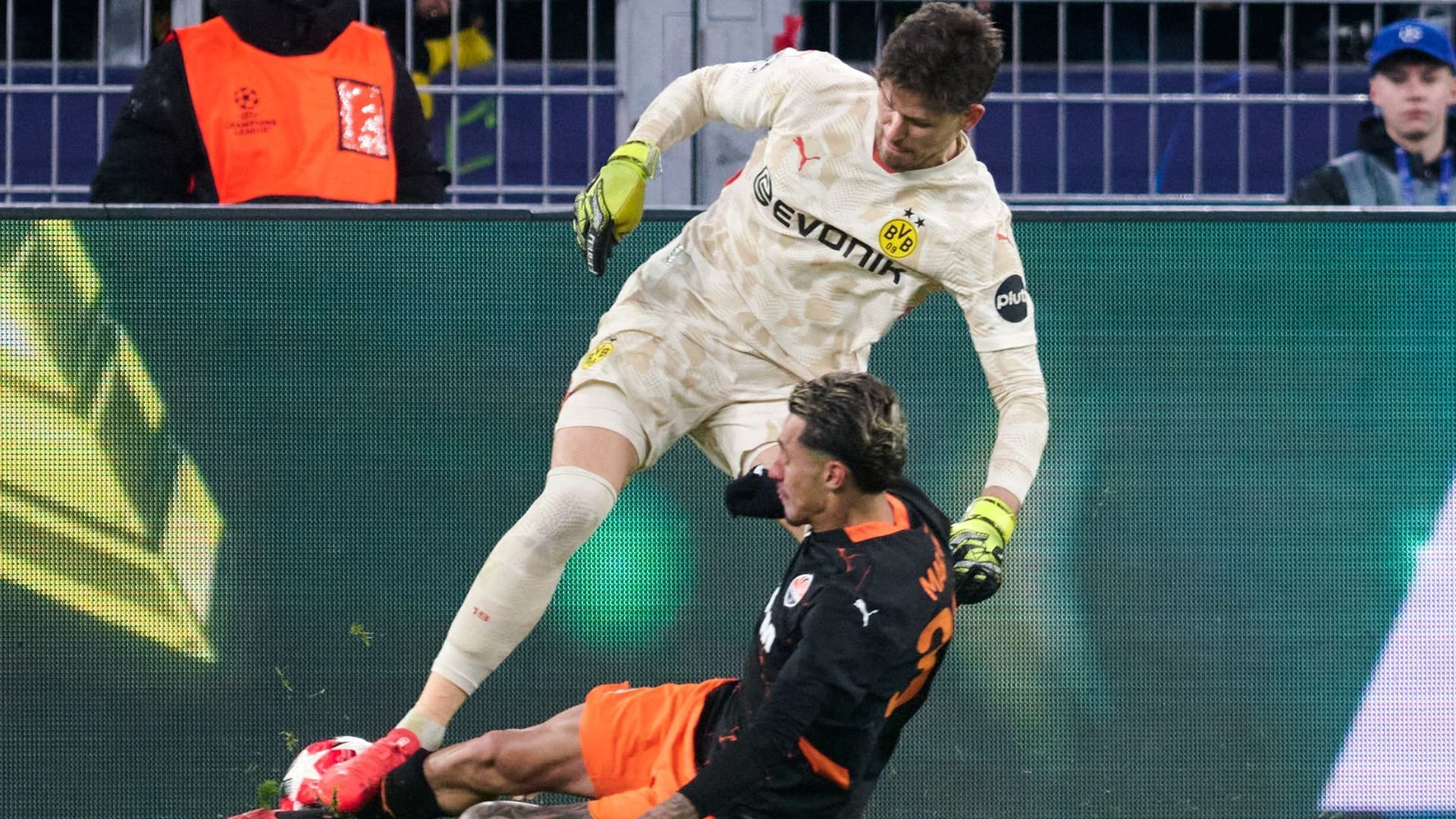 BVB-Keeper Kobel patzte gegen Donezk.