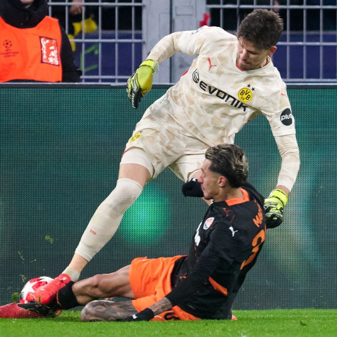 BVB-Keeper Kobel patzte gegen Donezk.