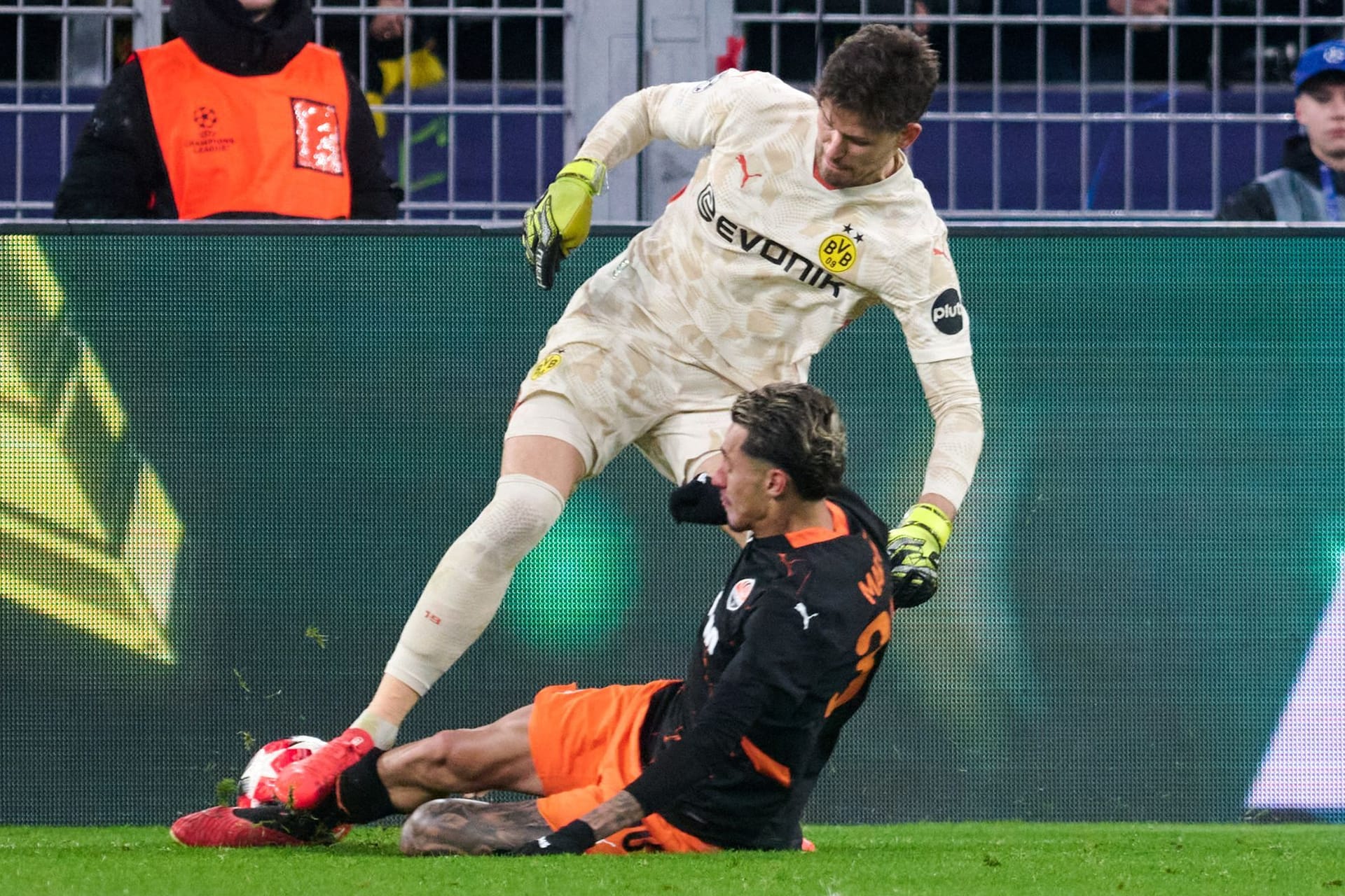 BVB-Keeper Kobel patzte gegen Donezk.