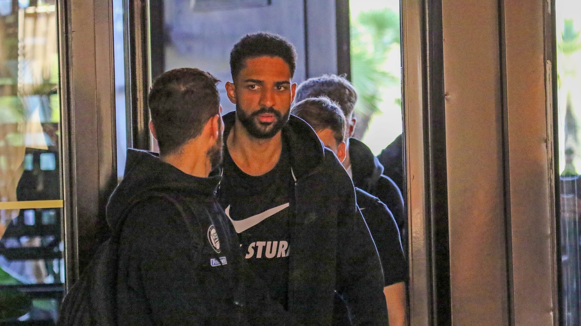 Gregory Wüthrich von Sturm Graz checkt im Teamhotel des 1. FC Köln ein.