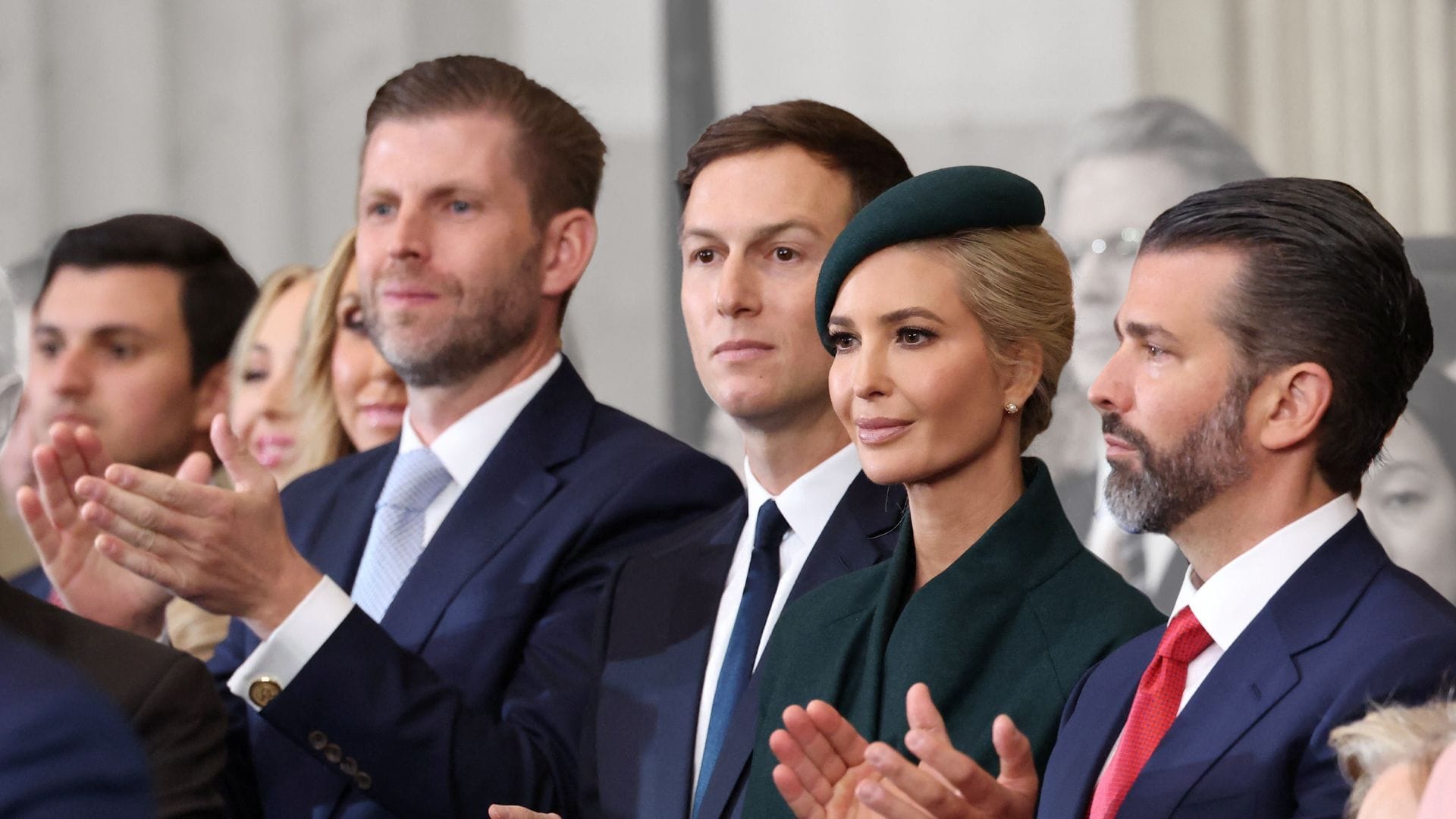 Auch Trumps Kinder aus der früheren Ehe mit Frau Ivana sowie deren Partner waren dabei: Eric Trump (v. l. n. r.), der Präsidenten-Schwiegersohn Jared Kushner und seine Frau Ivanka Trump sowie Donald Trump Jr. beklatschen den neuen US-Präsidenten.