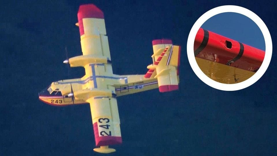 Eine Drohne fliegt gegen ein Löschflugzeug und reißt ein Loch in die Tragfläche.