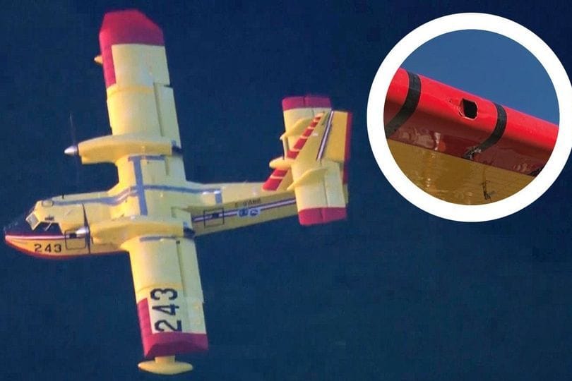 Eine Drohne fliegt gegen ein Löschflugzeug und reißt ein Loch in die Tragfläche.