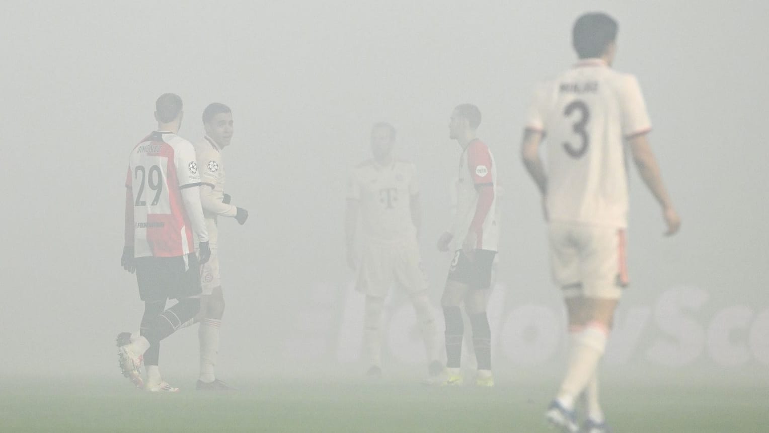 Dichter Rauch hängt nach dem Zünden von Pyrotechnik bei Spielbeginn über dem Spielfeld.