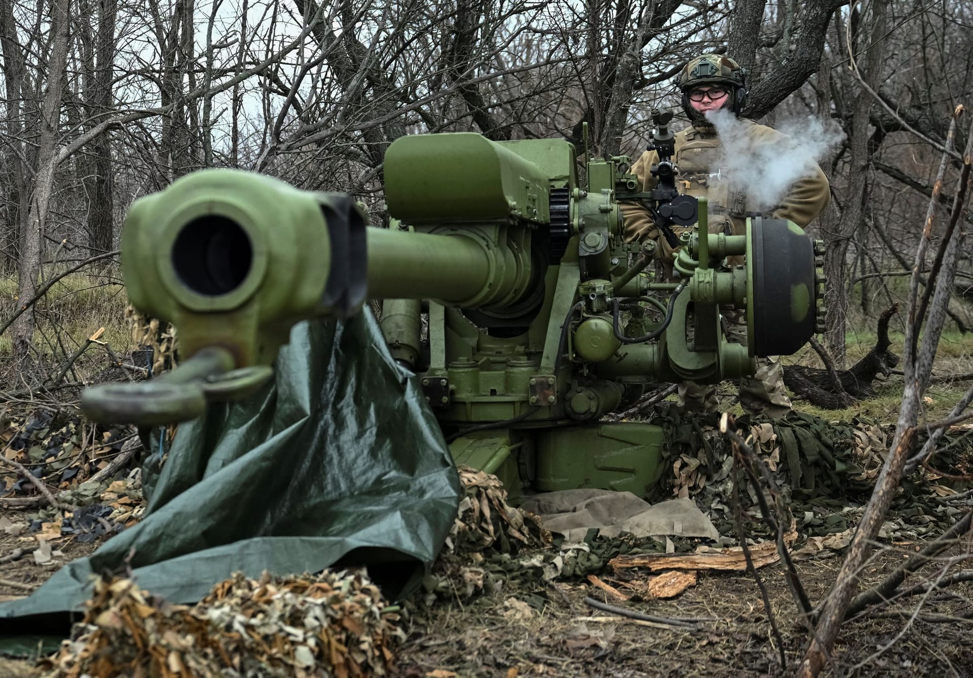 Ein ukrainischer Soldat auf einer D-30-Haubitze in der Region Saporischschja.