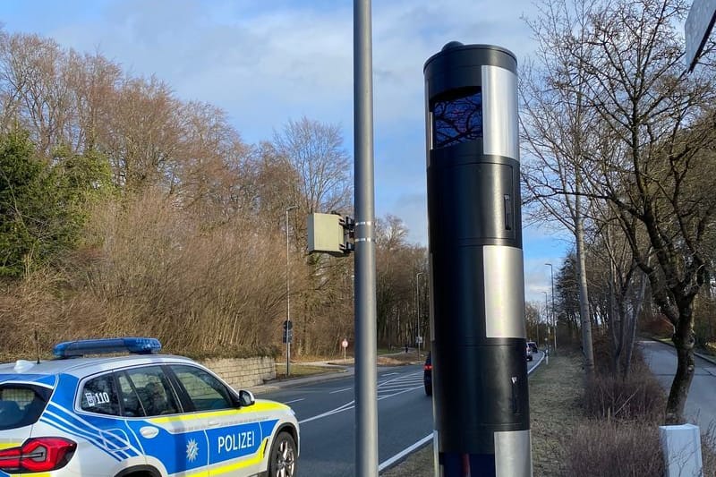 Ein Blitzer steht an der Bundesstraße 304 in Kirchseeon: Der Blitzer brachte der Marktgemeinde viel Geld ein.