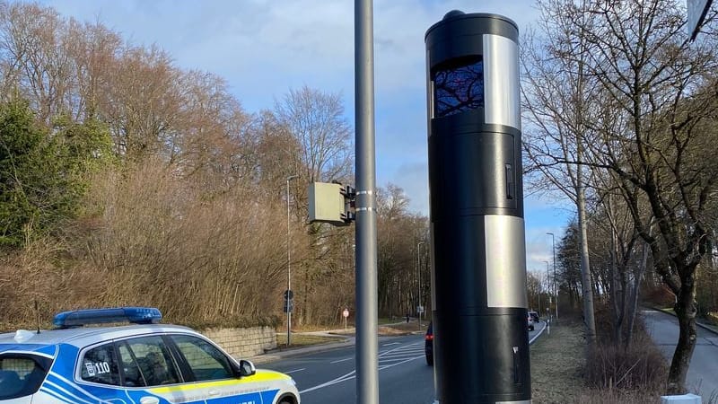 Ein Blitzer steht an der Bundesstraße 304 in Kirchseeon: Der Blitzer brachte der Marktgemeinde viel Geld ein.