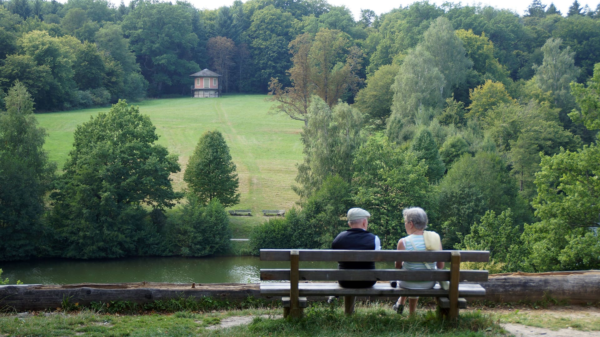 Bärensee bei Stuttgart: Ein älteres Paar genießt eine Pause.