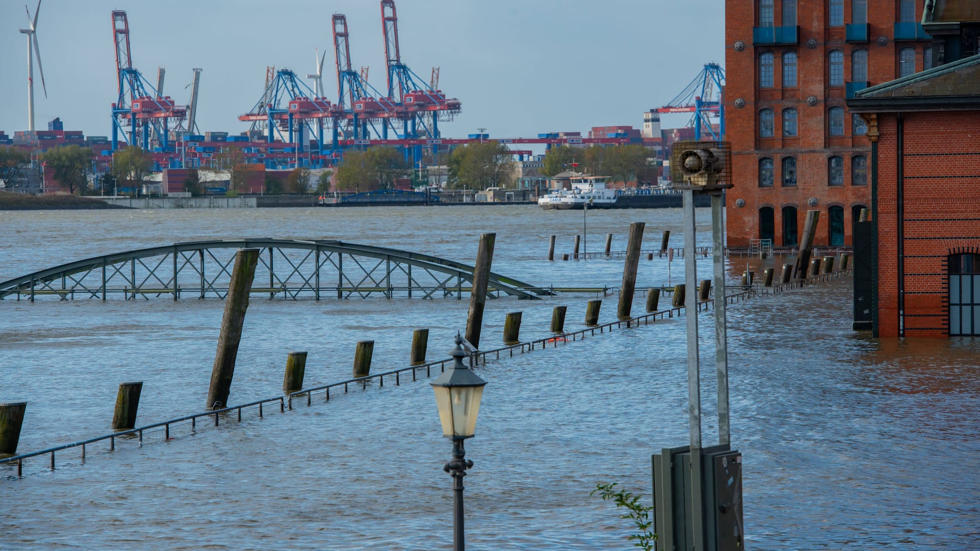 Der DWD warnt: Im Bereich des Fischmarkts kann es zu Hochwasser kommen. (Archivbild)