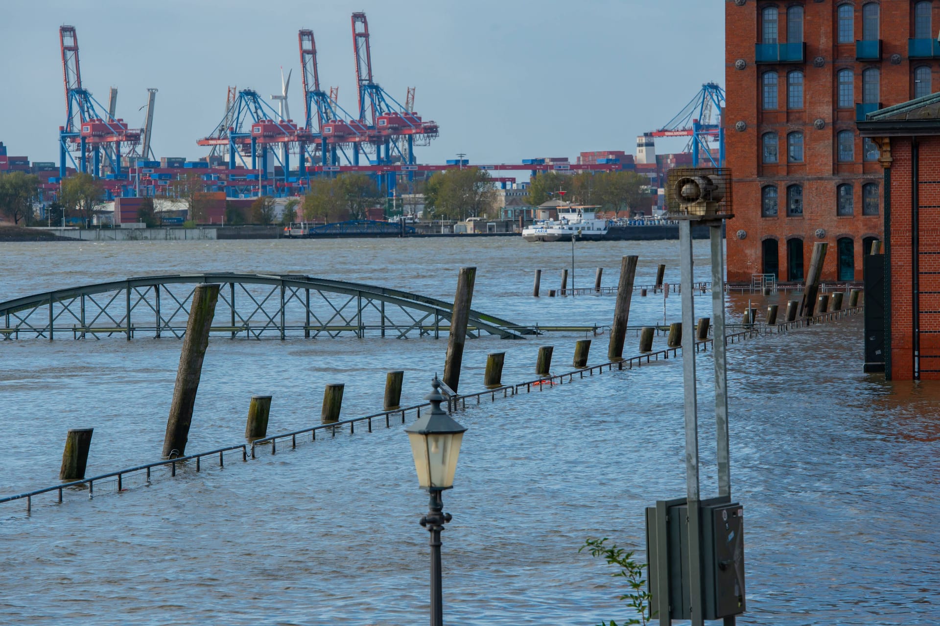 Der DWD warnt: Im Bereich des Fischmarkts kann es zu Hochwasser kommen. (Archivbild)