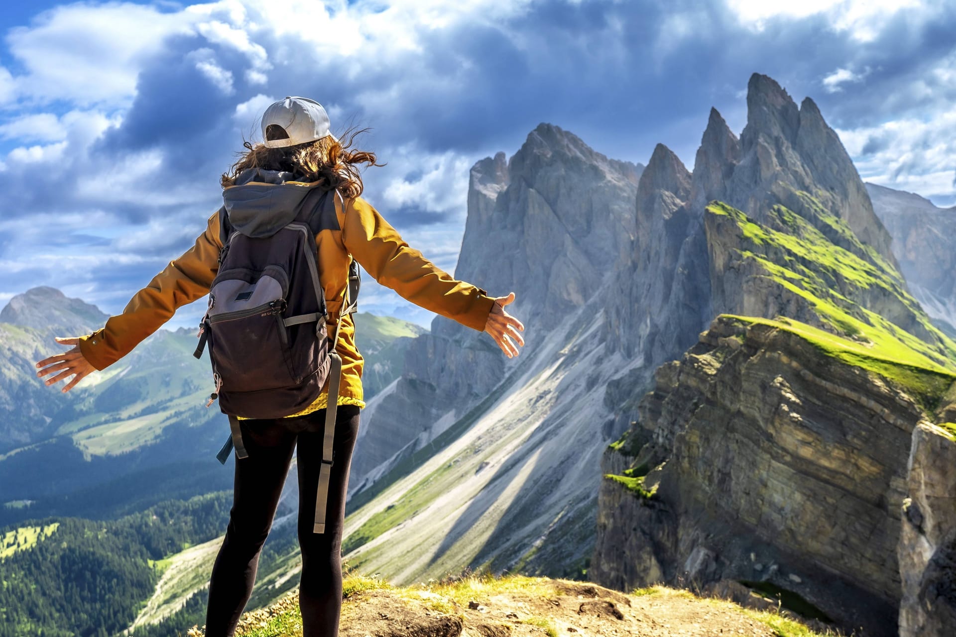 Frau mit Rucksack: Ordnung ist auch beim Wandern das halbe Leben und macht alles leichter.