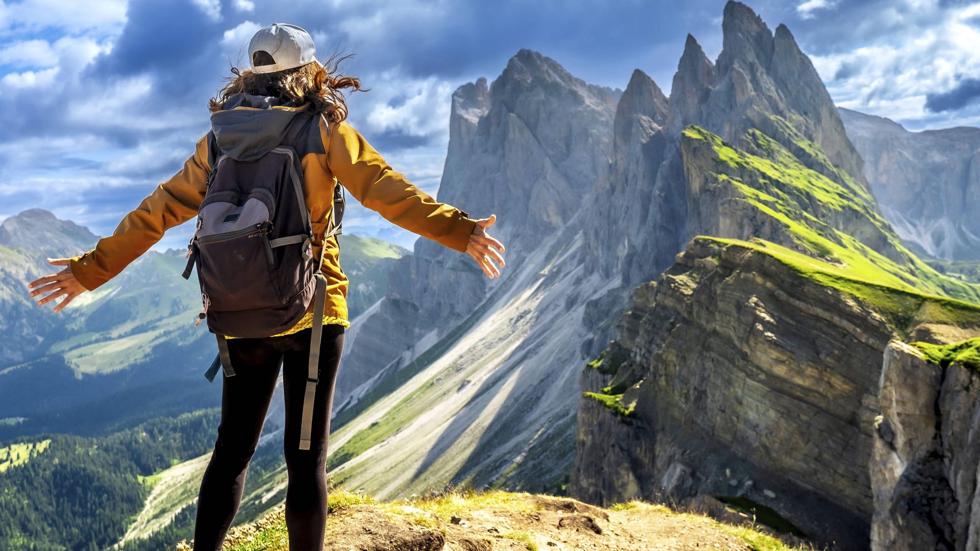 Frau mit Rucksack: Ordnung ist auch beim Wandern das halbe Leben und macht alles leichter.