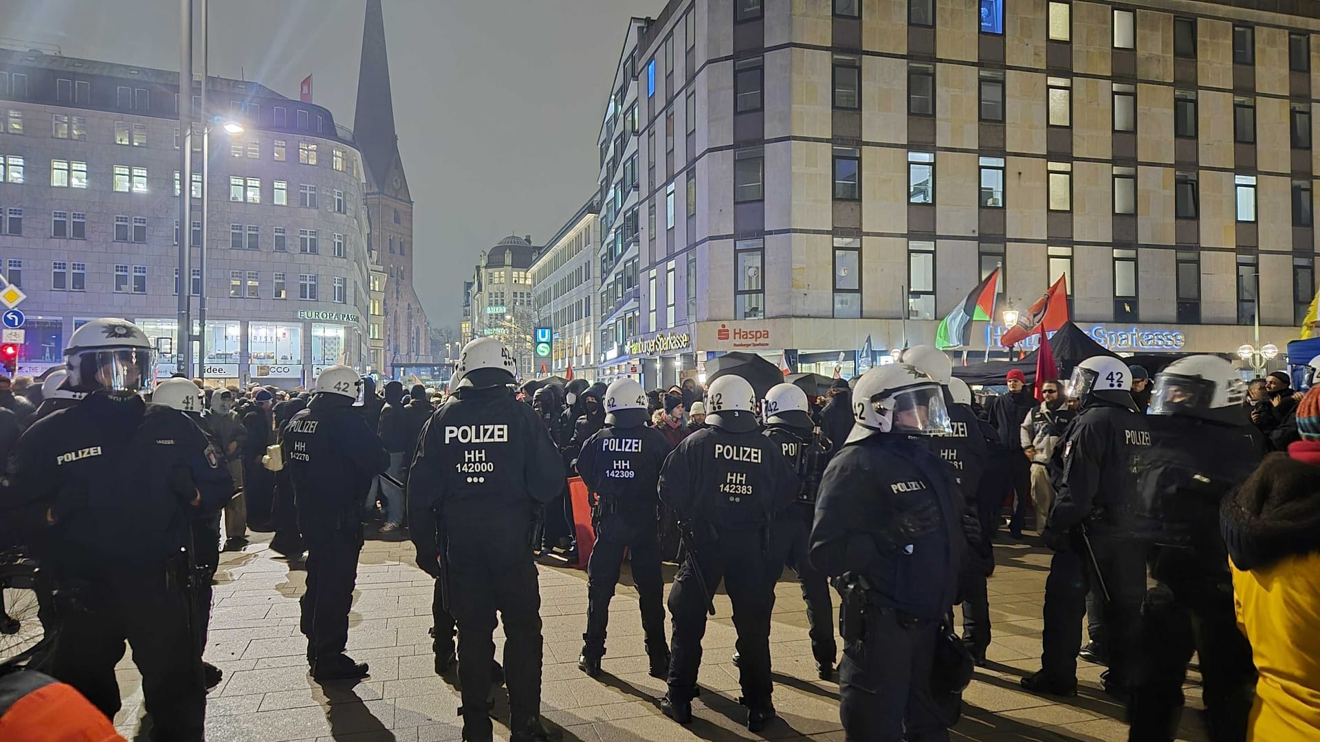 Die Polizei umstellt eine Gruppe von Demonstranten am Jungfernstieg.