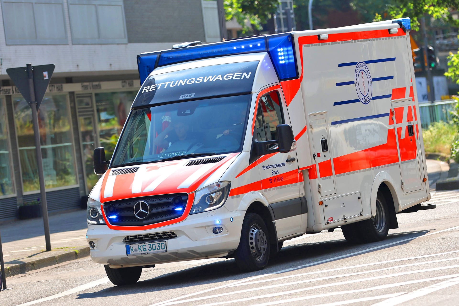 Ein Krankenwagen auf Einsatzfahrt (Archivbild): Die Polizei hat die Ermittlungen zur Unfallursache aufgenommen.