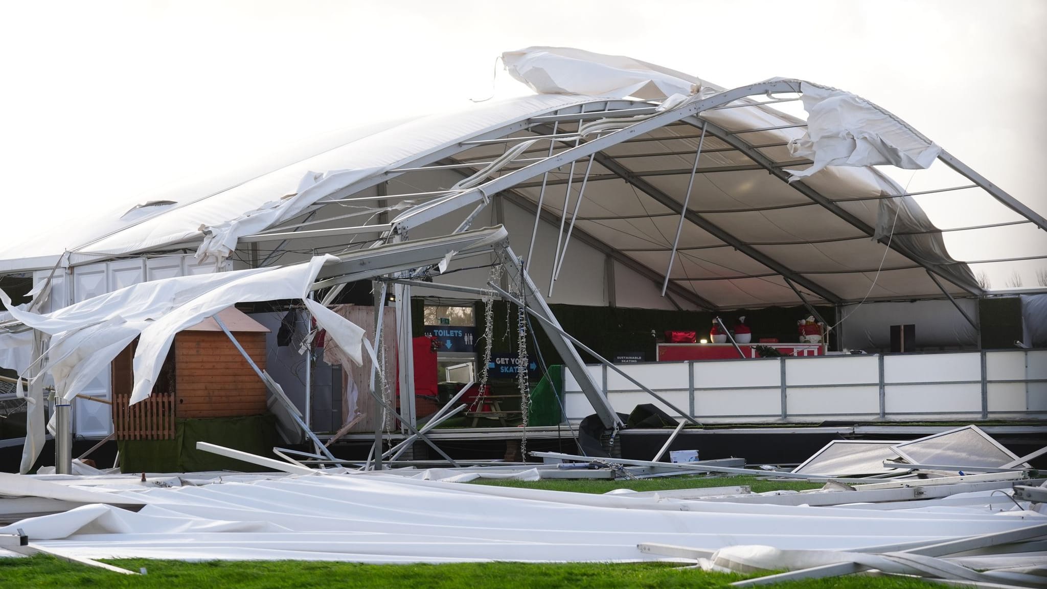 Teile eines Dachs einer Eislaufbahn im irischen Blanchardstown wurden vom Sturm stark beschädigt.