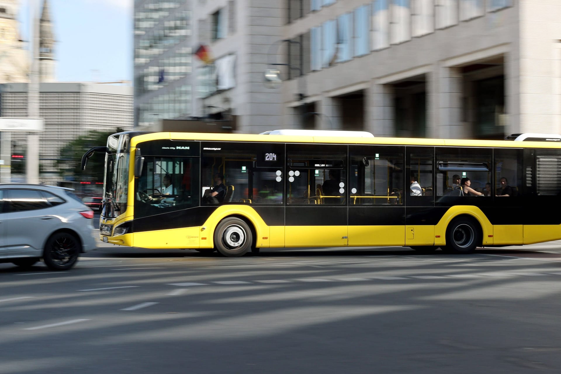 Ein Bus der BVG (Archivbild): In Berlin hat die Polizei zwei Jugendliche festgenommen, nachdem sie in einem Fahrzeug randaliert haben,