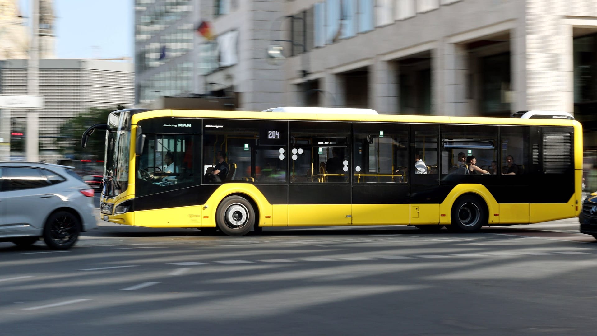 Ein Bus der BVG (Archivbild): In Berlin hat die Polizei zwei Jugendliche festgenommen, nachdem sie in einem Fahrzeug randaliert haben,