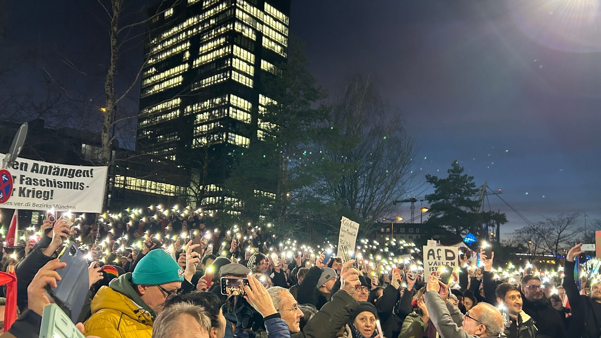 Die Veranstalter forderten die Demonstranten auf, eine symbolische "Brandmauer" mit ihren Taschenlampen zu bilden.