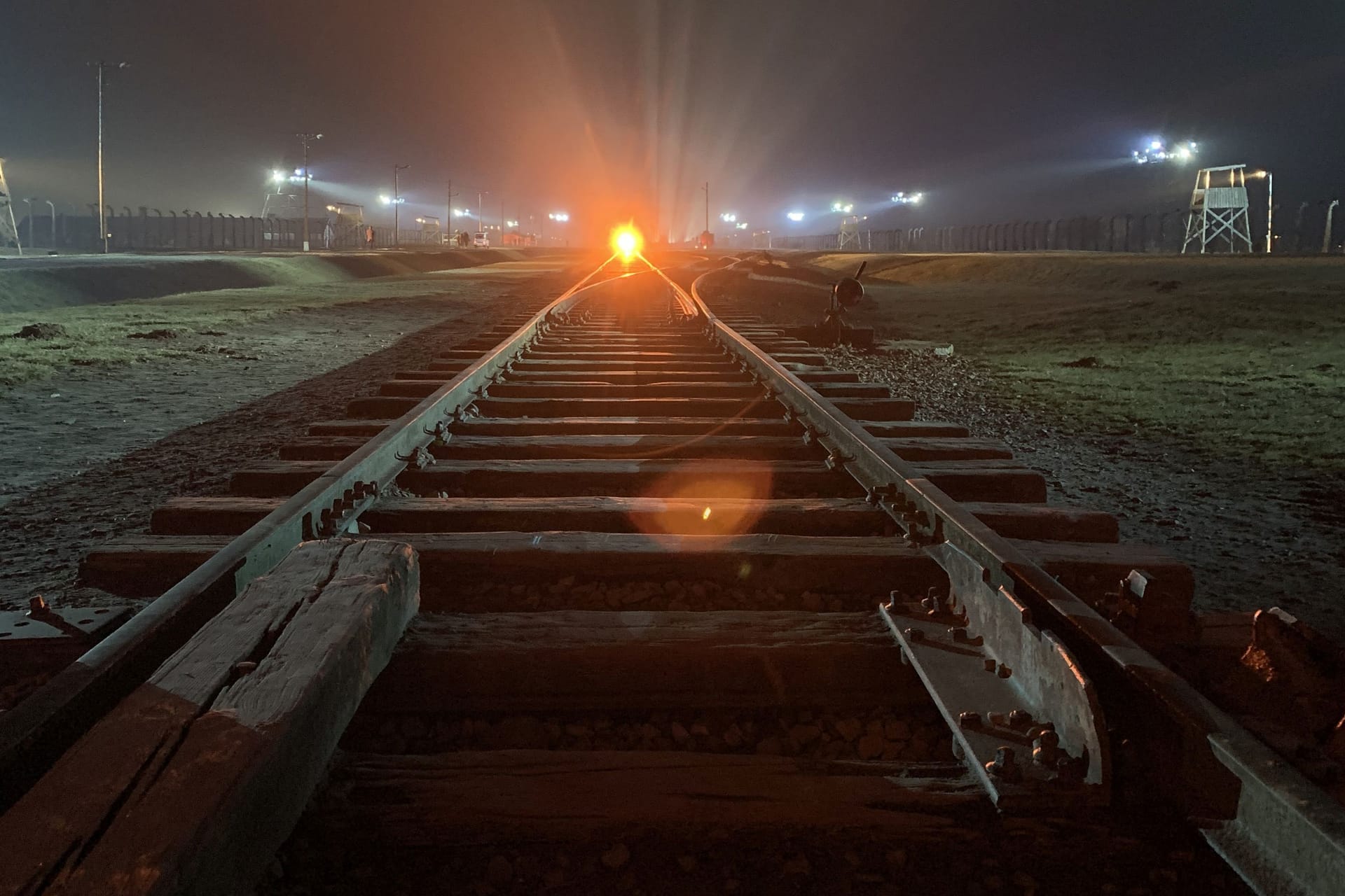 Restaurierte Gleise am ehemaligen Vernichtungslager Auschwitz-Birkenau.