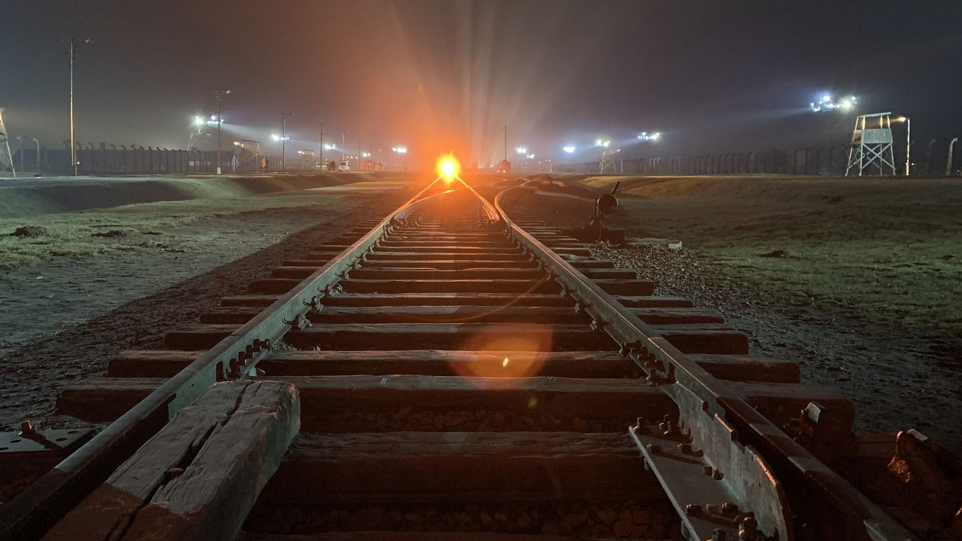 Restaurierte Gleise am ehemaligen Vernichtungslager Auschwitz-Birkenau.