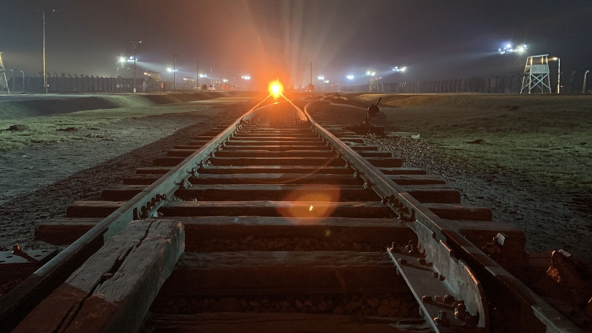 Restaurierte Gleise am ehemaligen Vernichtungslager Auschwitz-Birkenau.