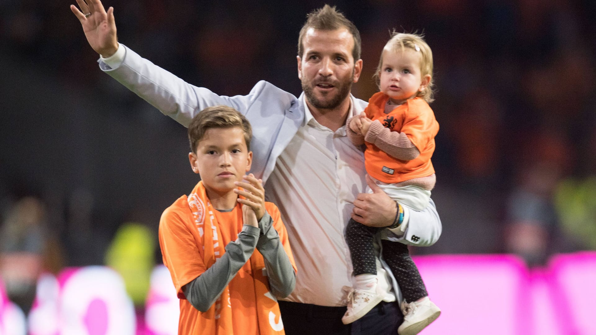 Rafael van der Vaart mit seinen Kindern bei der Verabschiedung von der "Elftal" im Jahr 2018.