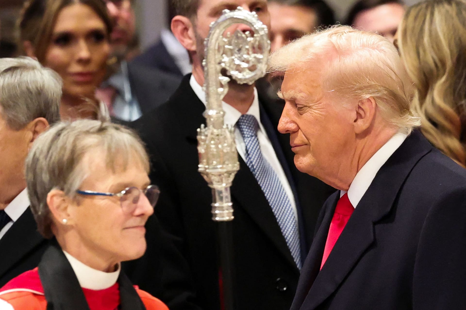 Donald Trump steht neben der Washingtoner Bischöfin Mariann Edgar Budde in der National Cathedral: Kein Gottesdienst nach seinem Geschmack.