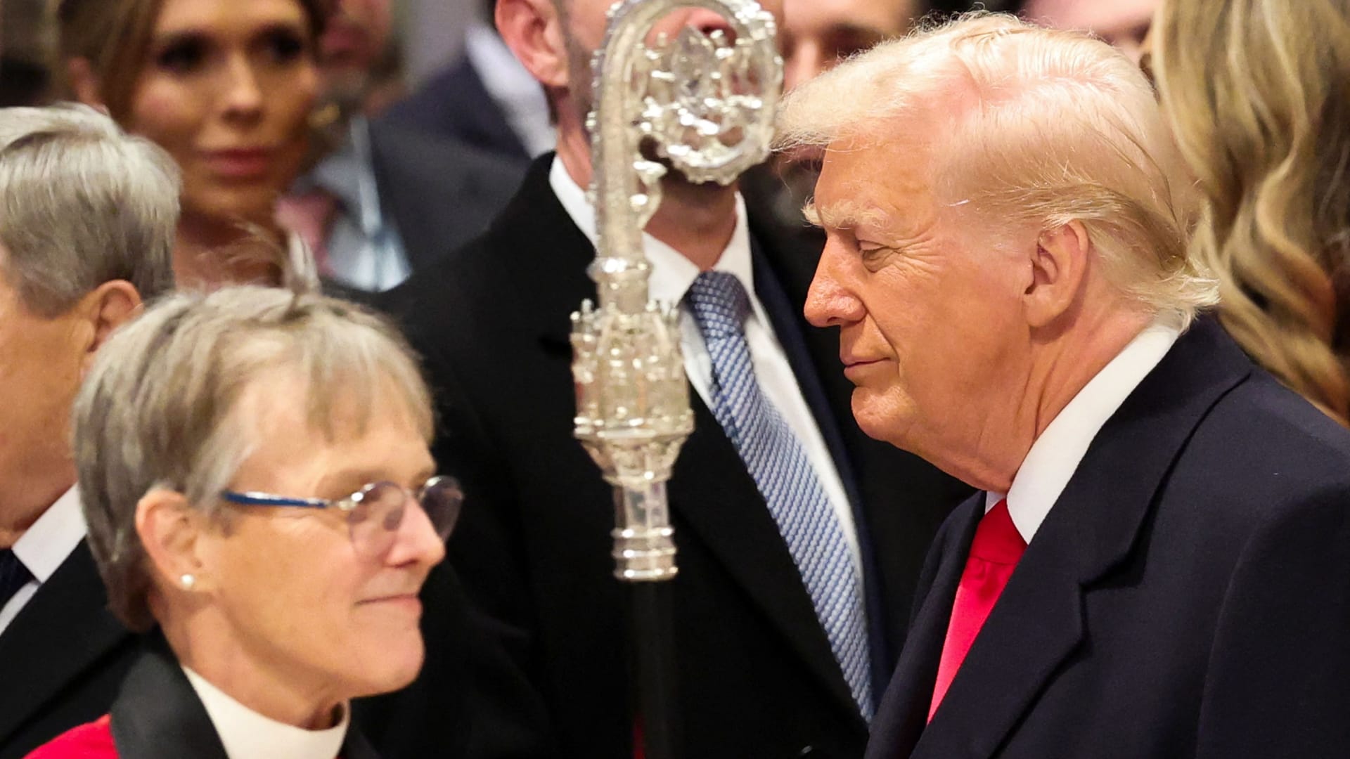 Donald Trump steht neben der Washingtoner Bischöfin Mariann Edgar Budde in der National Cathedral: Kein Gottesdienst nach seinem Geschmack.