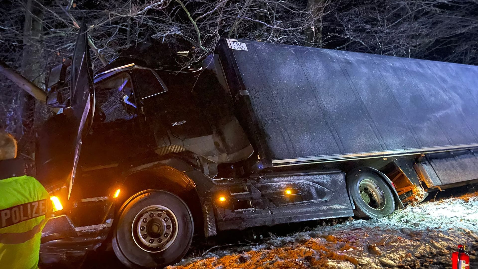 Am Samstag um kurz nach 6 Uhr verunfallte ein Lkw auf der B215.