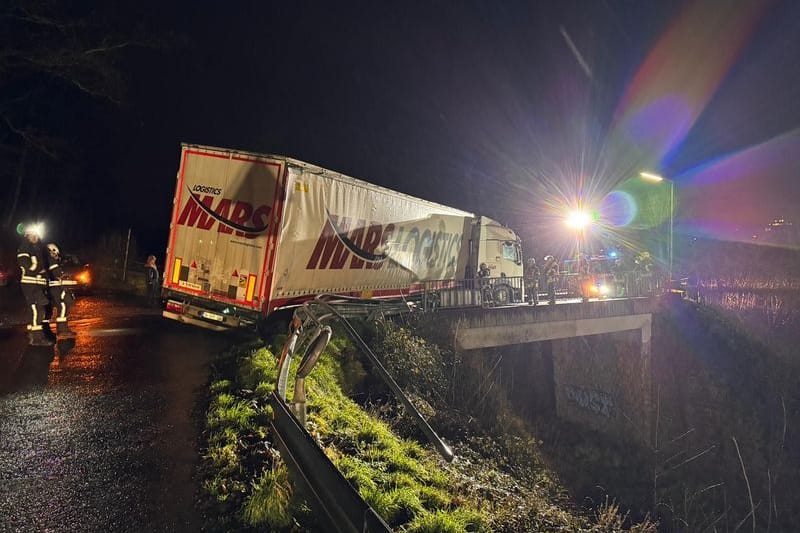 Ein festgefahrener Lkw bei Gummersbach steht auf einer Brücke und droht auf die Bahngleise zu stürzen: Die Feuerwehr konnte Schlimmeres verhindern.