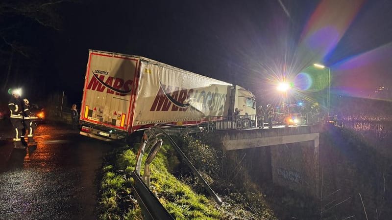 Ein festgefahrener Lkw bei Gummersbach steht auf einer Brücke und droht auf die Bahngleise zu stürzen: Die Feuerwehr konnte Schlimmeres verhindern.