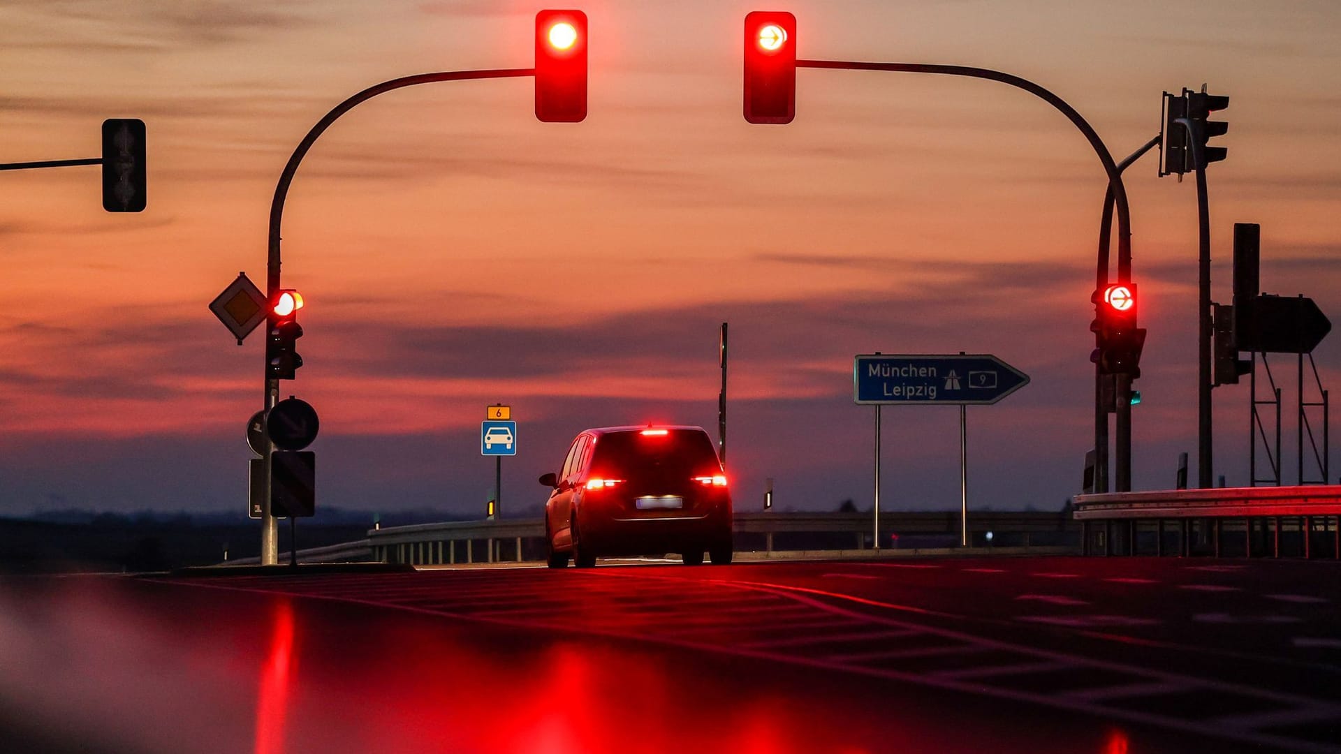 Auto wartet an einer roten Ampel