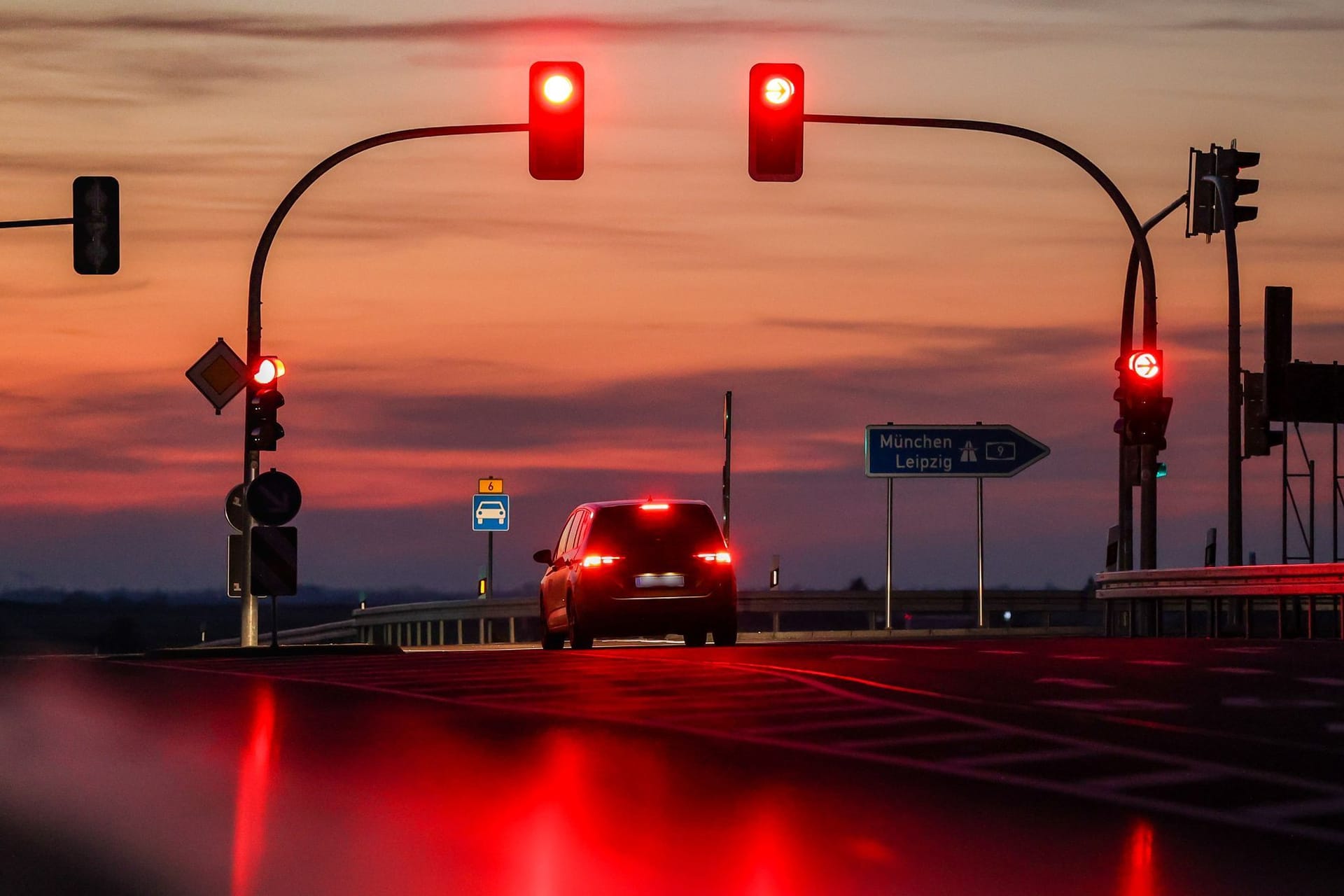 Auto wartet an einer roten Ampel