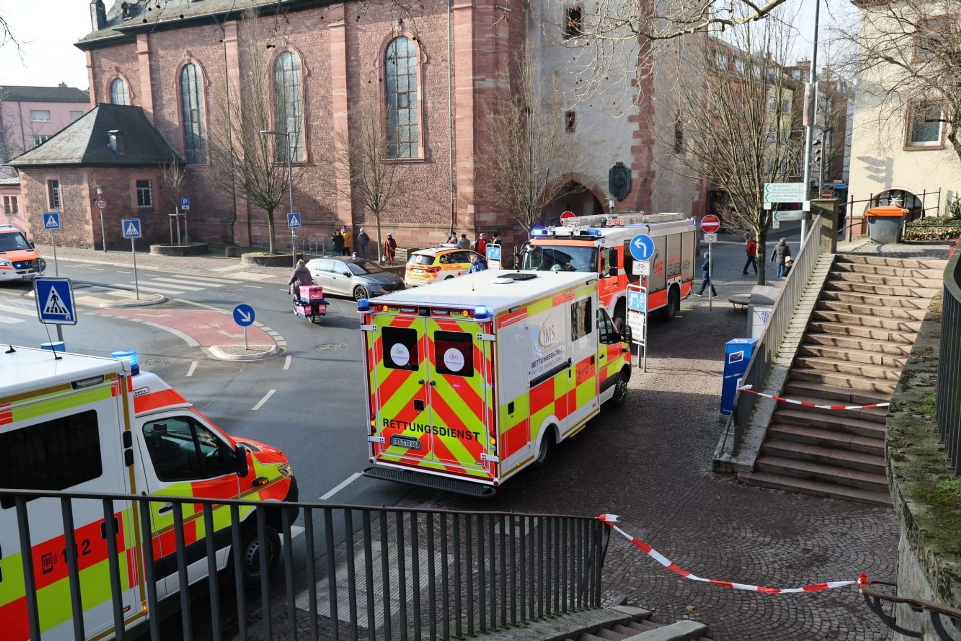 Fahrzeuge von Feuerwehr und Rettungsdiensten stehen in der Nähe des Tatortes: Bei einer Gewalttat sind in Aschaffenburg mehrere Menschen schwer verletzt worden.