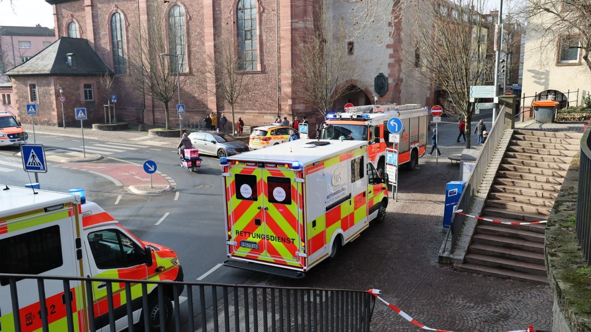 Fahrzeuge von Feuerwehr und Rettungsdiensten stehen in der Nähe des Tatortes: Bei einer Gewalttat sind in Aschaffenburg mehrere Menschen schwer verletzt worden.