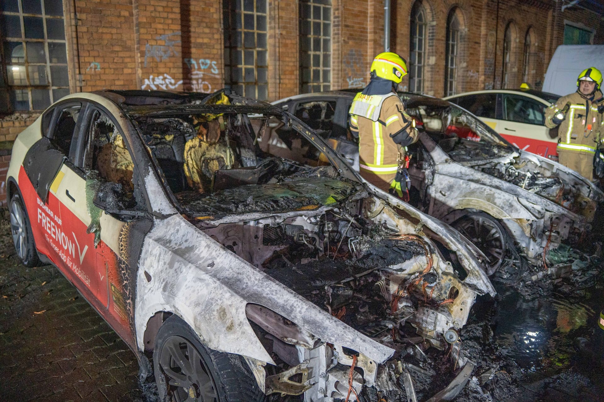 Zwei Tesla-Taxen gerieten in Schöneberg Flammen und brannten komplett aus.