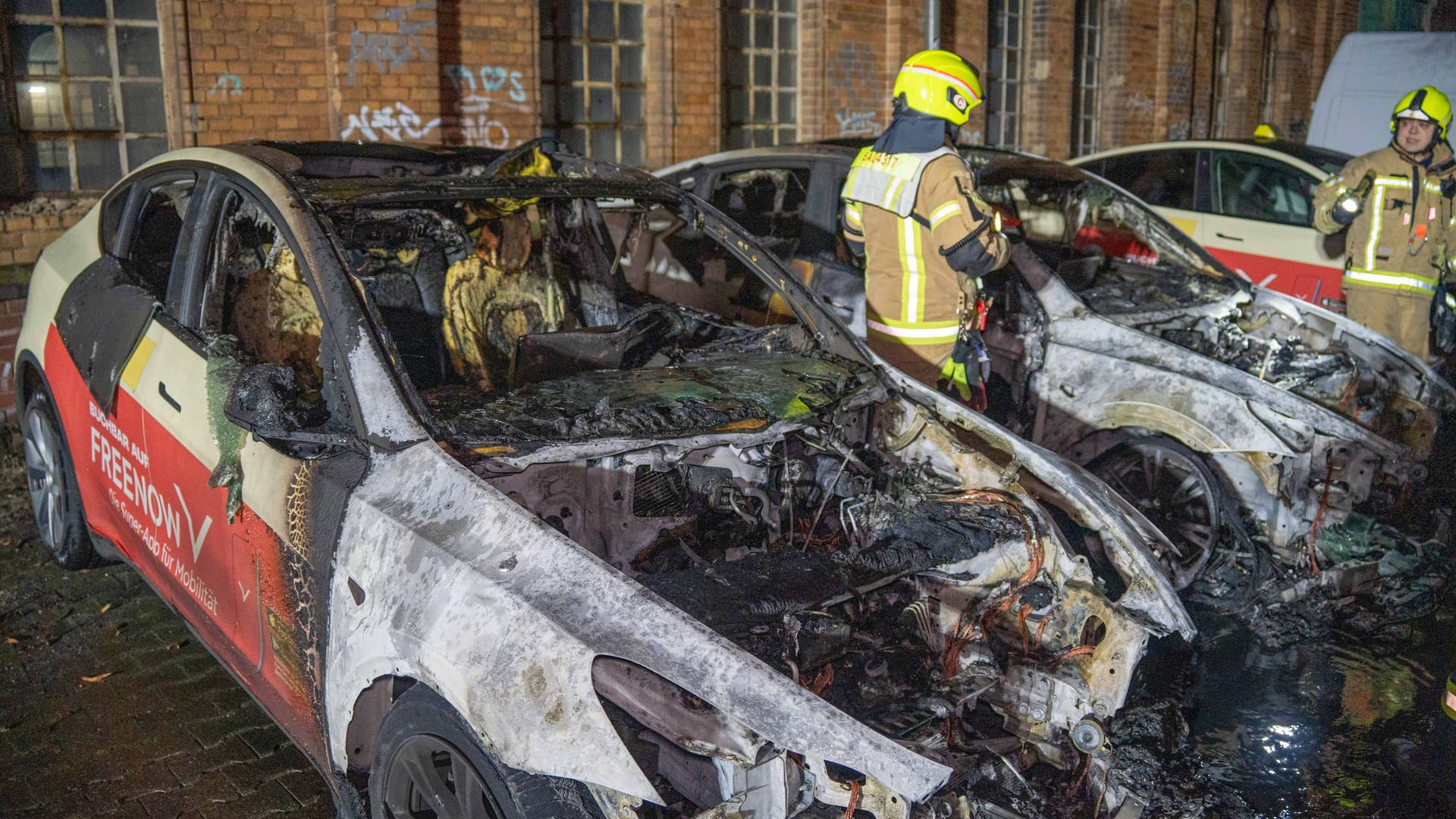 Zwei Tesla-Taxen gerieten in Schöneberg Flammen und brannten komplett aus.