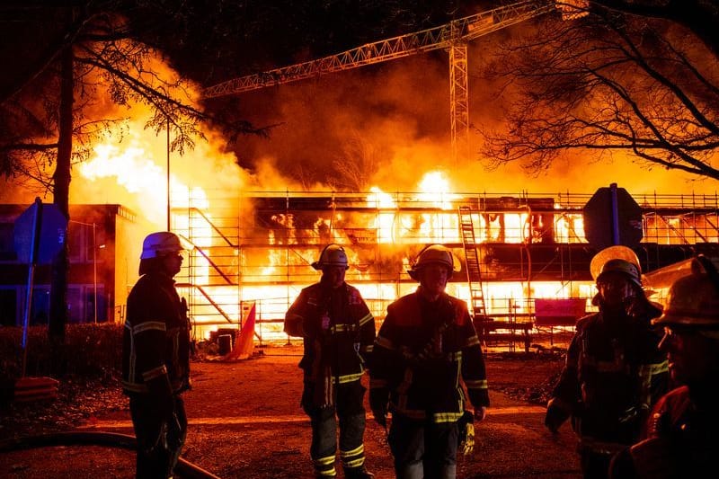 Der Großbrand auf dem Schulgelände beschäftigte am Abend die Feuerwehr, starker Wind facht die Flammen zusätzlich an.