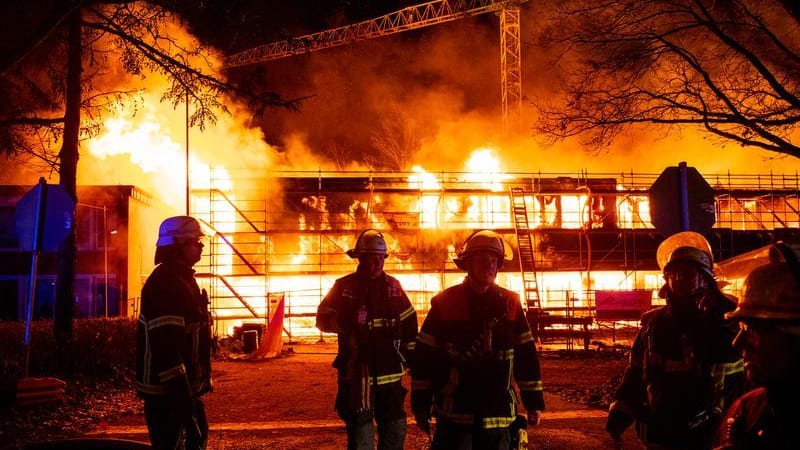 Der Großbrand auf dem Schulgelände beschäftigte am Abend die Feuerwehr, starker Wind facht die Flammen zusätzlich an.