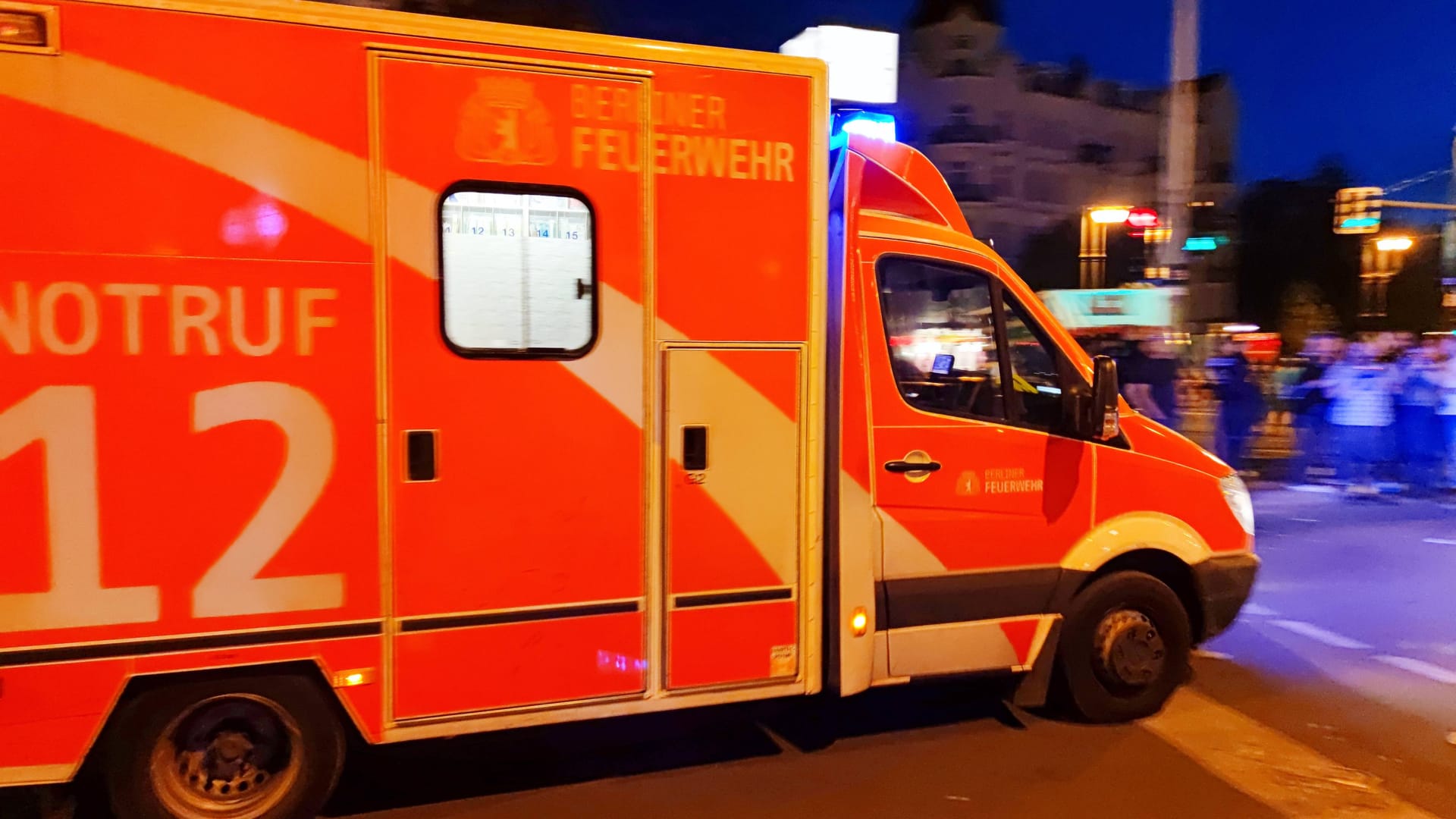 Rettungswagen in Berlin (Archivbild): In Neukölln ist ein Mann brutal attackiert worden.