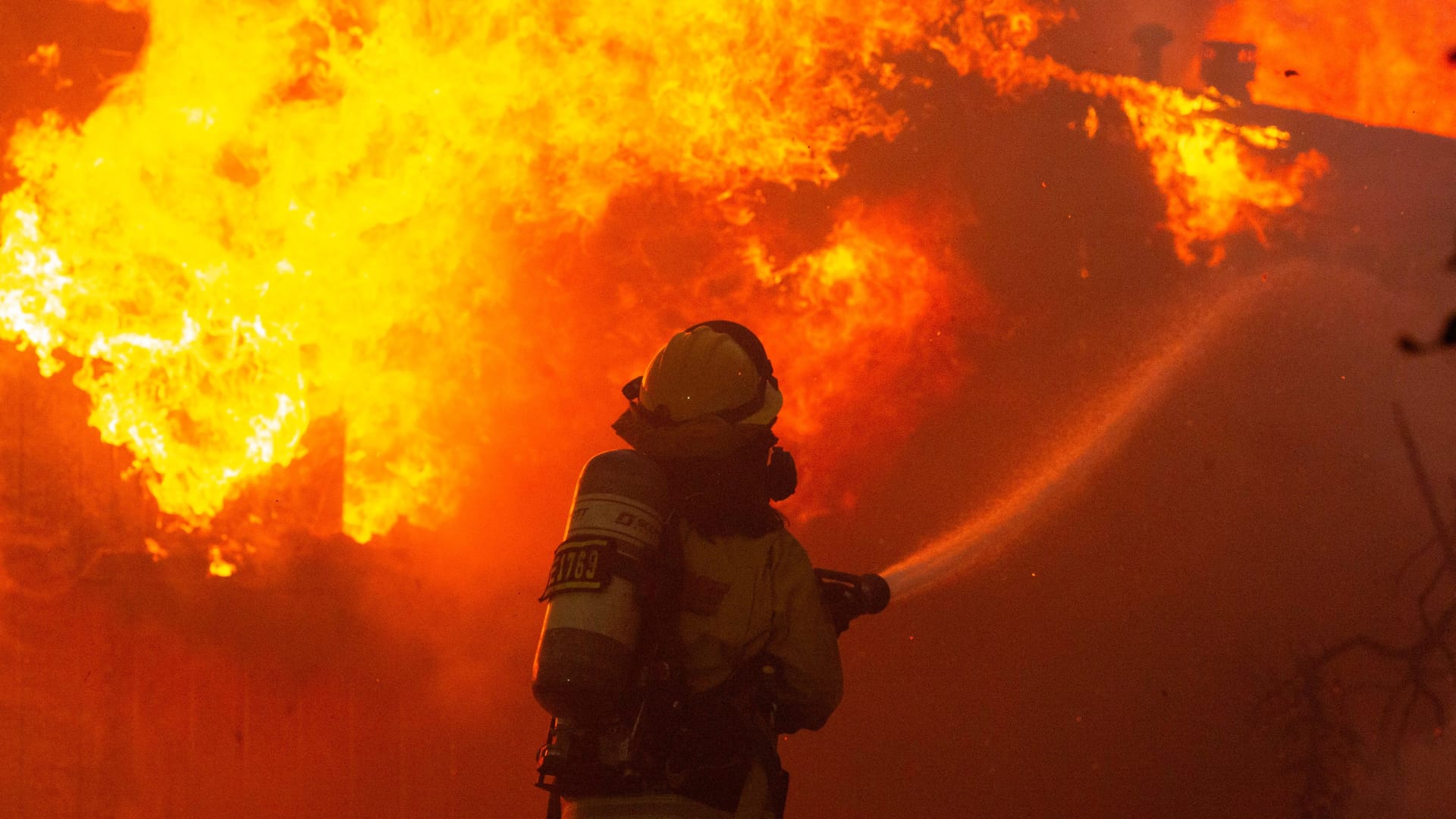 Ein Feuerwehrmann stemmt sich gegen die Flammen in Pacific Palisades.