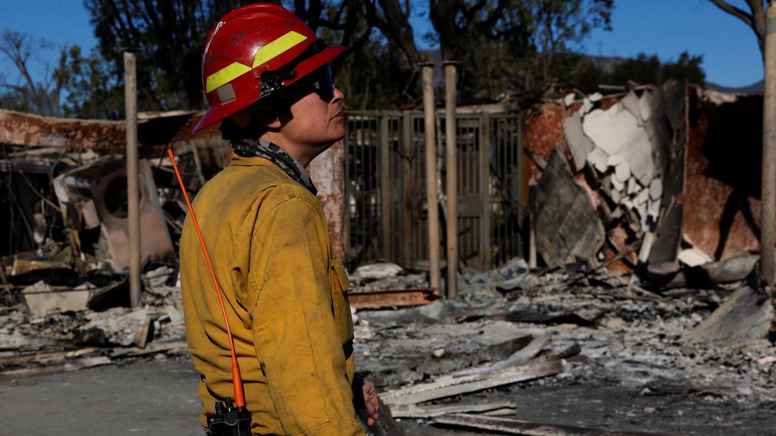 Feuerwehrperson in Altadena, Kalifornien: Die Oscar-Verleihung selbst soll planmäßig stattfinden.