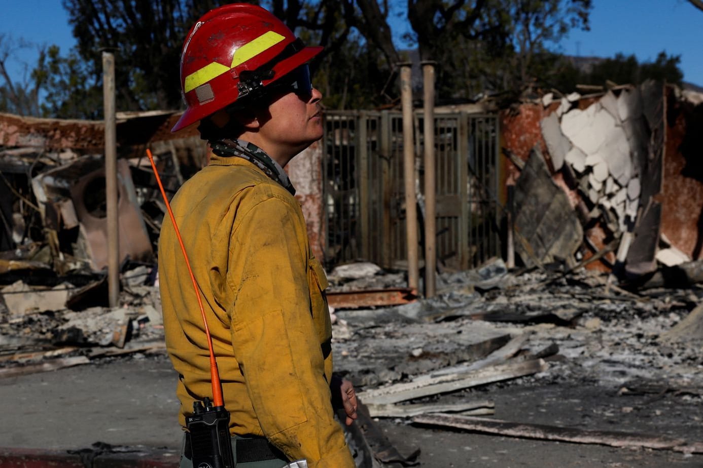 Feuerwehrperson in Altadena, Kalifornien: Die Oscar-Verleihung selbst soll planmäßig stattfinden.