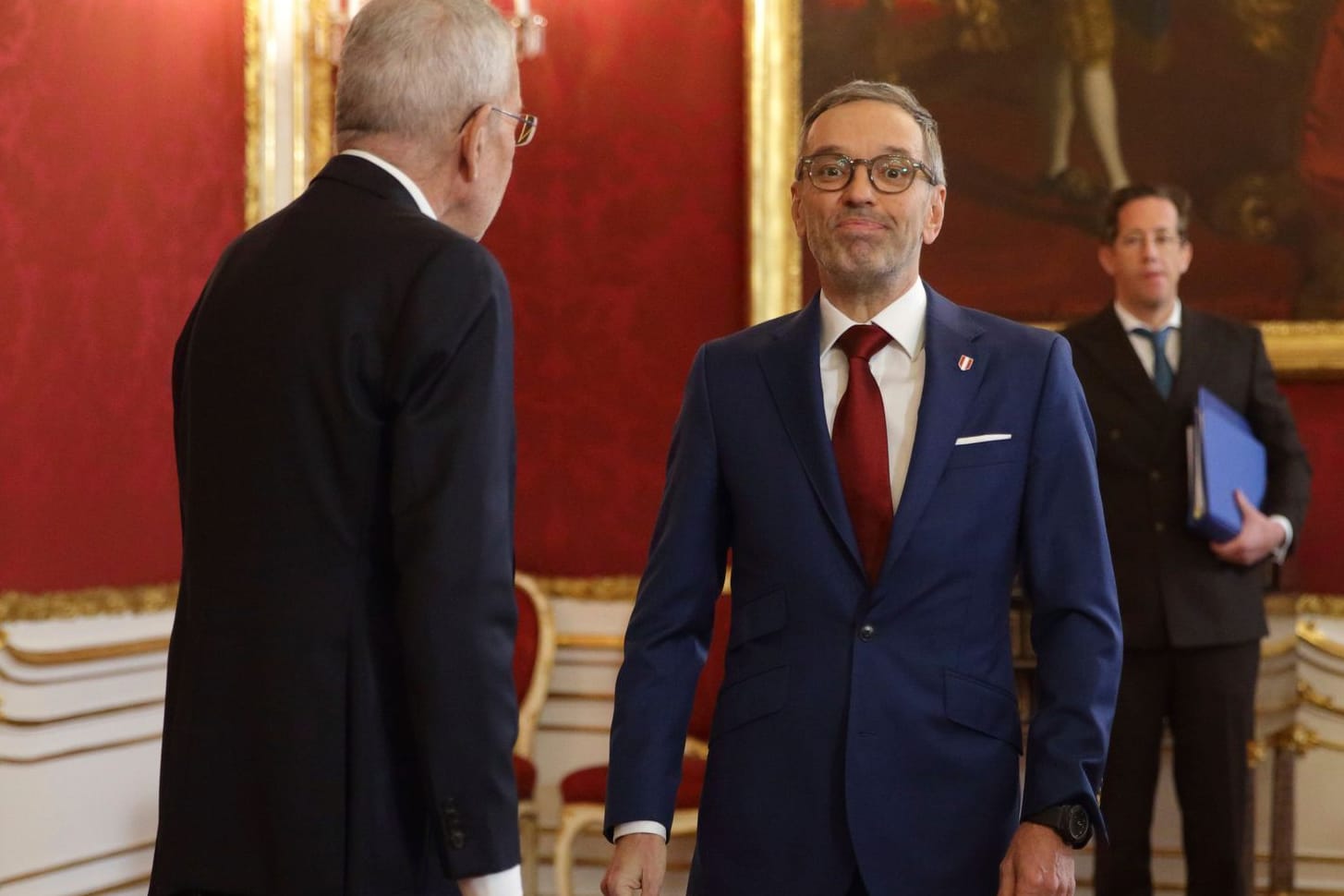 Österreichs Bundespräsident Van der Bellen (links) hat FPÖ-Chef Herbert Kickl mit der Regierungsbildung beauftragt.