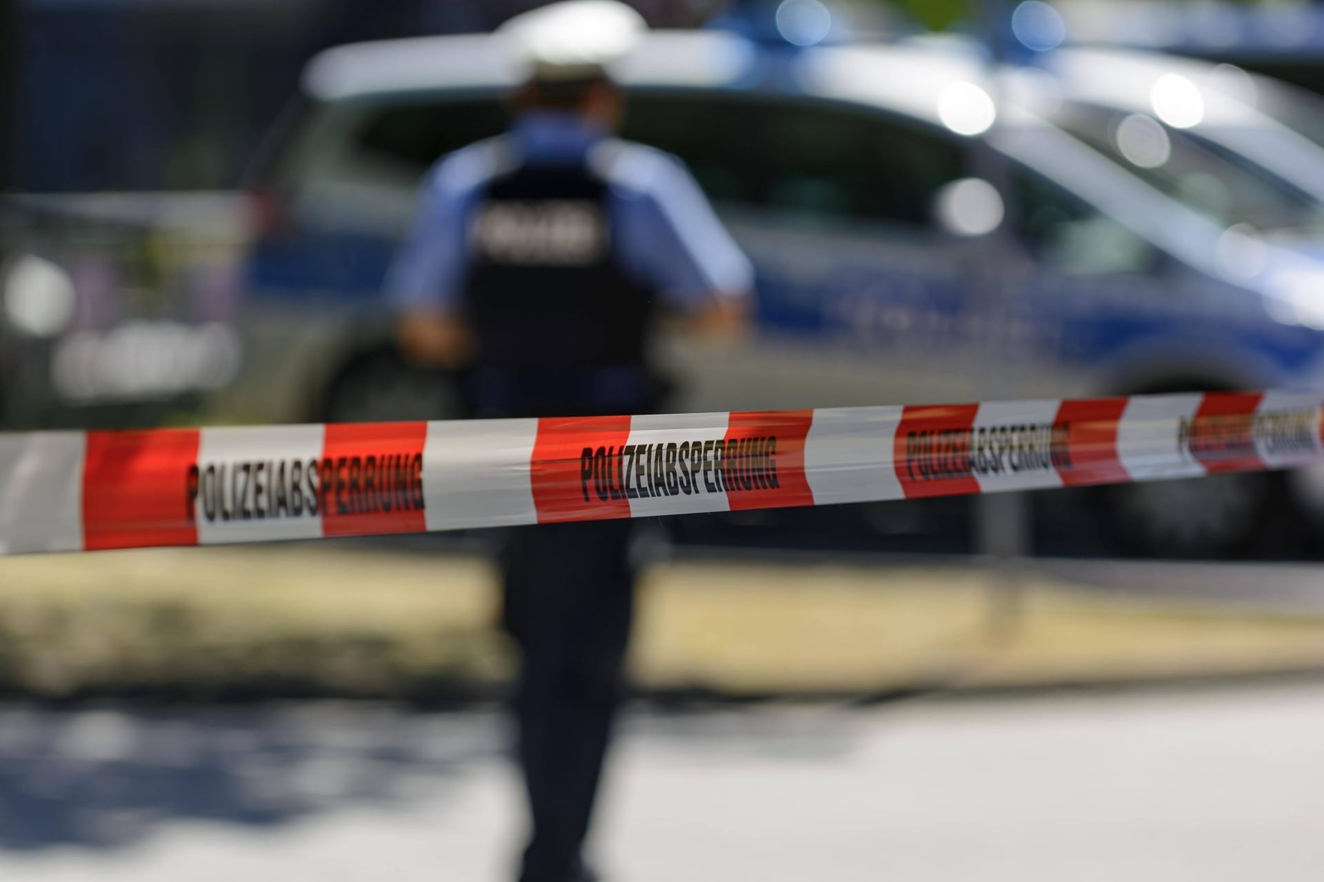 Eine Absperrung der Polizei (Symbolbild): Die Frau ist wohl bei einem Unfall ums Leben gekommen.