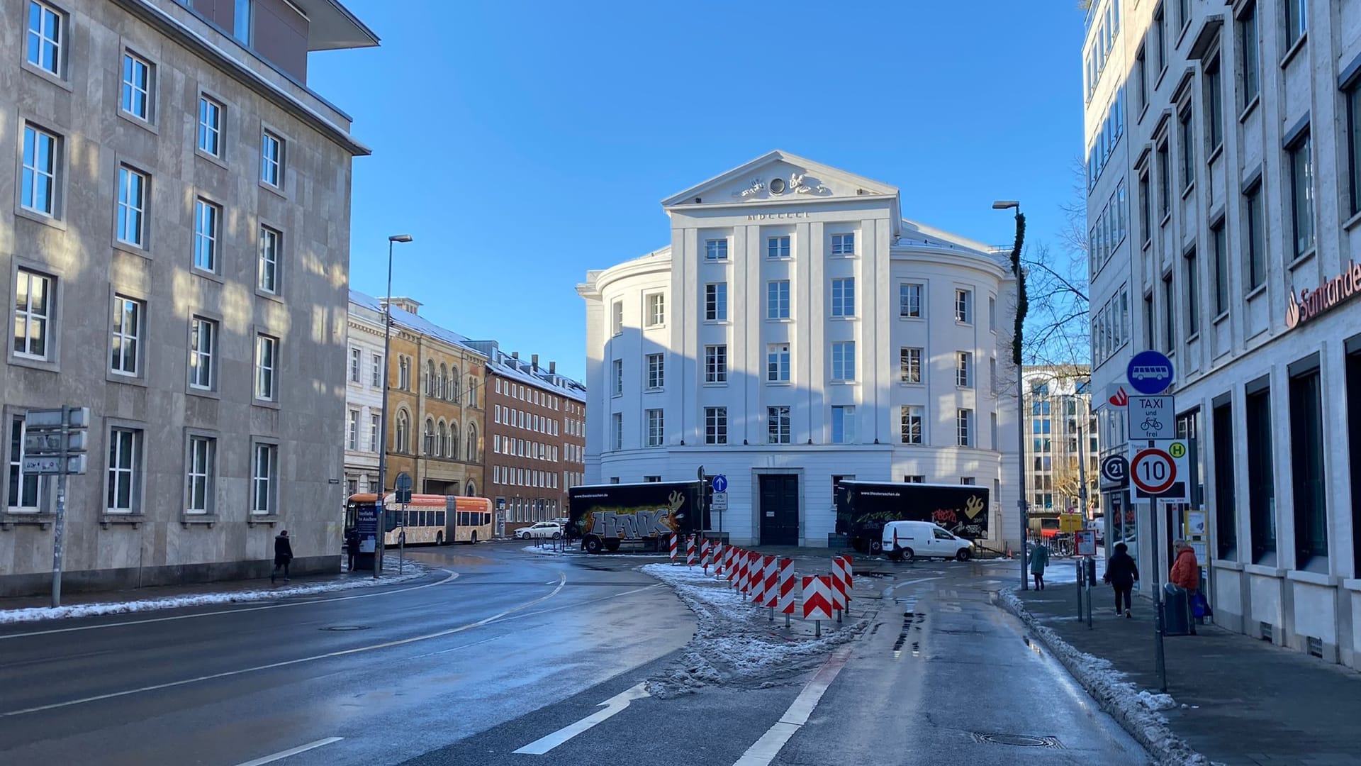 Die Rückseite des Aachener Stadttheaters: Bald beginnen hier die Bauarbeiten zur Umgestaltung es Theaterplatzes.