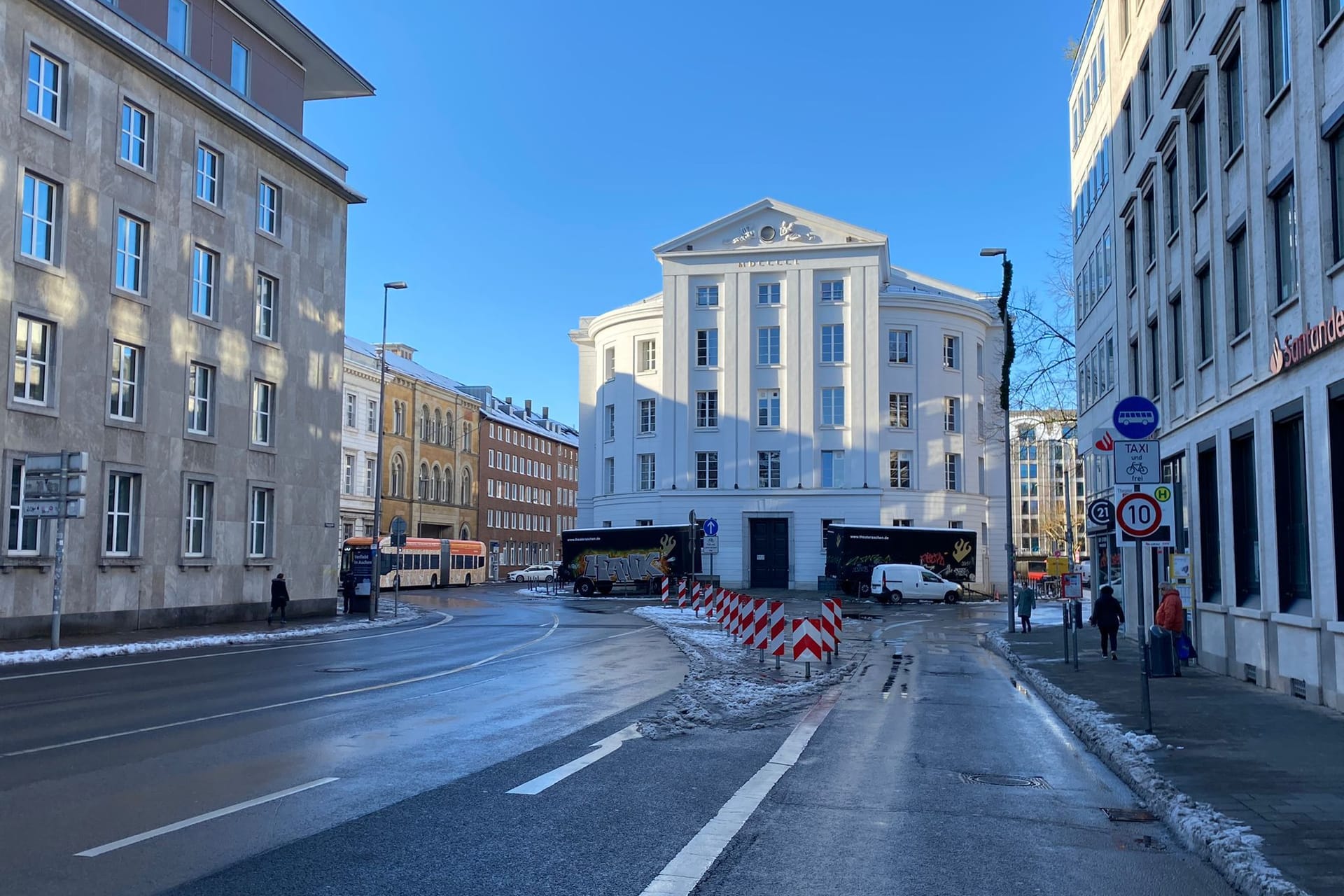 Die Rückseite des Aachener Stadttheaters: Bald beginnen hier die Bauarbeiten zur Umgestaltung es Theaterplatzes.